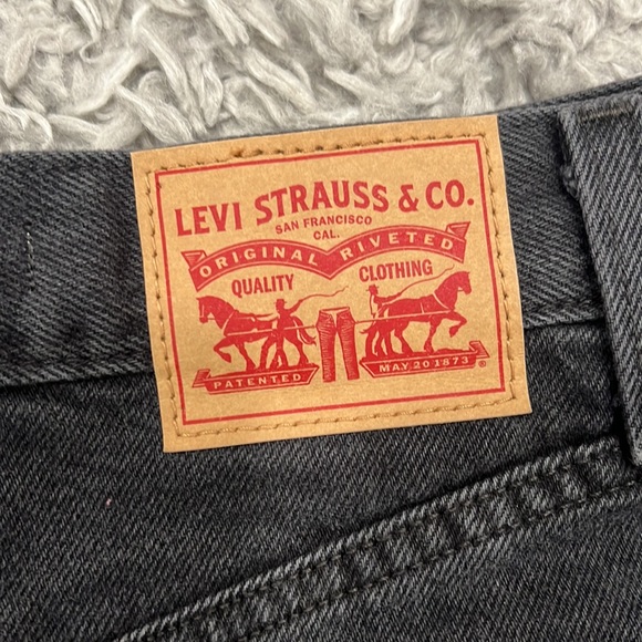 Levi’s High Waisted Mom Shorts - Picture 3 of 4
